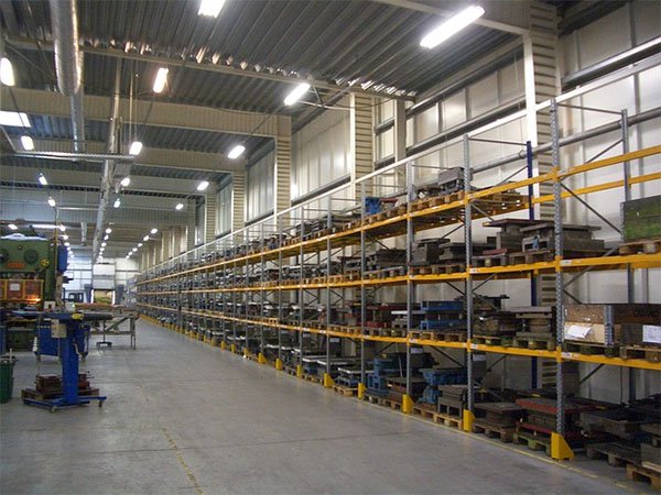 Подтоварники и стеллажи для складских продуктовых помещений
